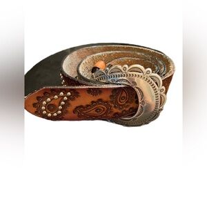 Tony Lama - WOMENS Paisley tooled belt. Sz Medium. GUC. Made in the USA.
